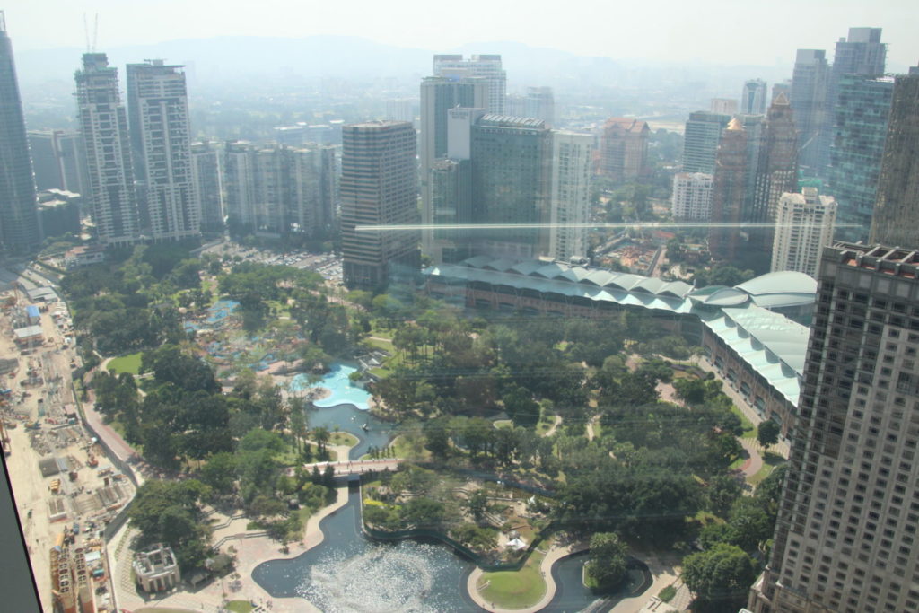 Blick auf den Park hinter den Petronas