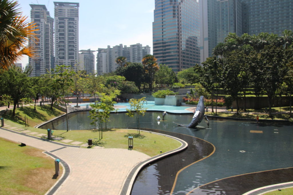 Park hinter Petronas Towers KL