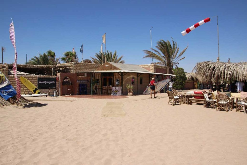 Kitebasis vor dem Jasmine Hotel