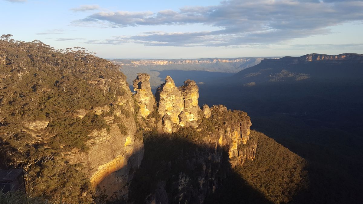 three sisters at the blue mountains