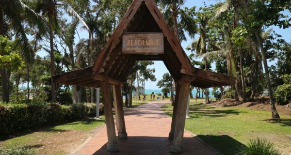 Way to the beach - airlie beach